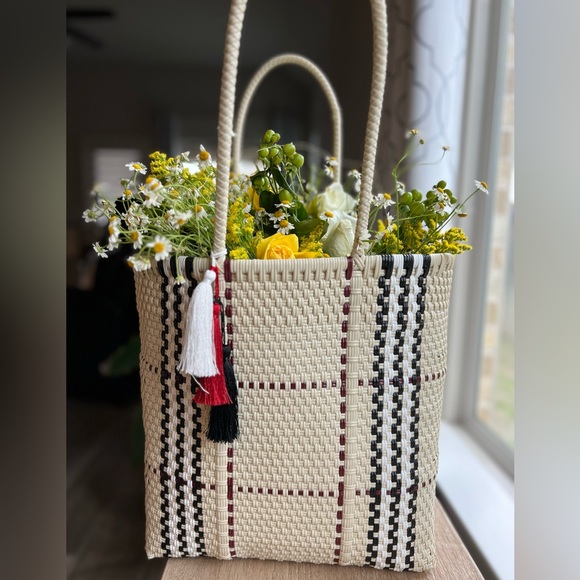 Such a beautiful mix of colors. An elegant and sophisticated way to go out. - Picture 4 of 13